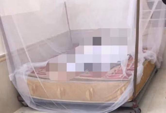 Thi thể 2 em nhỏ đã được người thân đưa về nhà mai táng theo phong tục