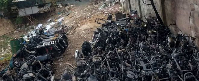 Xe bị cháy chủ yếu xe cũ nát, đã có quyết định tịch thu ẢNH: CÔNG NGUYÊN