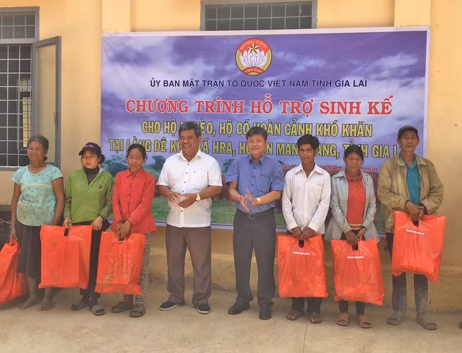 Các đồng chí lãnh đạo trao quà cho các hộ nghèo, hộ khó khăn Ảnh Ngọc Anh