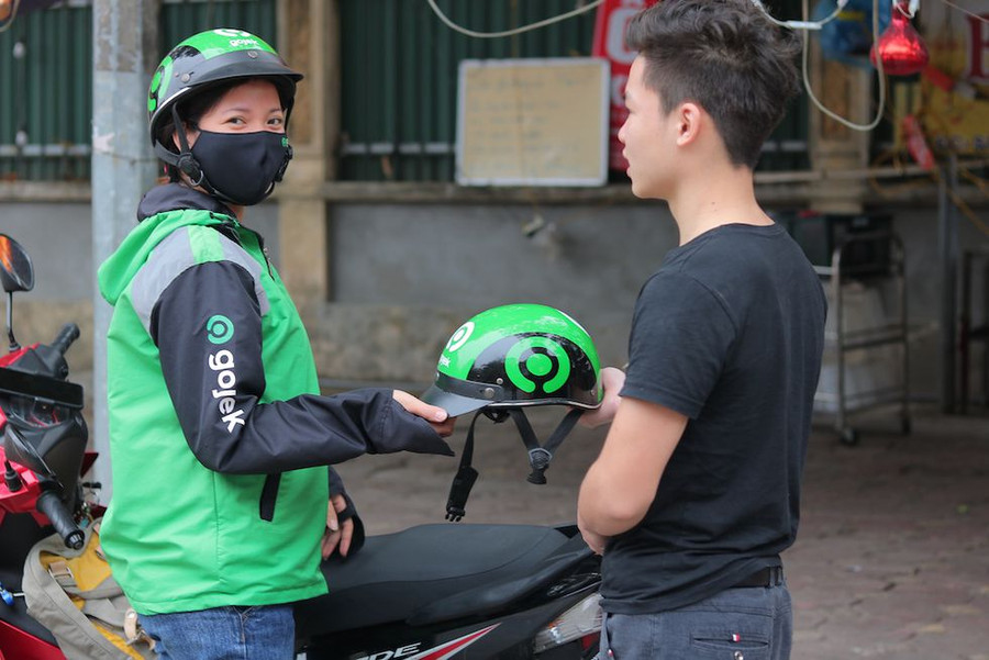 Dịch Covid-19 xuất hiện khiến thu nhập từ nghề chạy xe của chị Thêm cũng giảm Dịch Covid-19 xuất hiện khiến thu nhập từ nghề chạy xe của chị Thêm cũng giảm