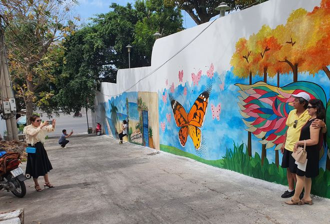 Hẻm tranh bích họa hướng nhìn ra biển - Ảnh: Nguyễn Long