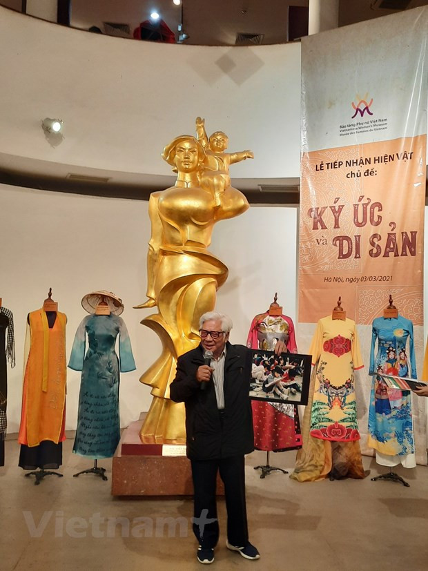 Nghệ sỹ nhiếp ảnh Đinh Quang Thành trao tặng gần 400 bức ảnh đương đại. (Ảnh: Minh Thu/Vietnam+) Nghệ sỹ nhiếp ảnh Đinh Quang Thành trao tặng gần 400 bức ảnh đương đại. (Ảnh: Minh Thu/Vietnam+)