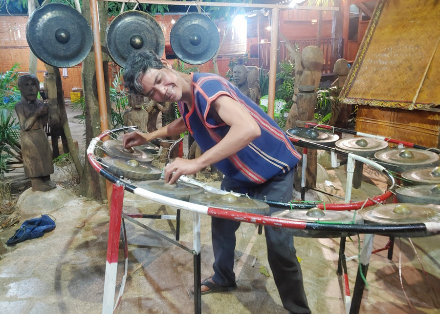 Plei Cồng Chiêng: Kết nối niềm đam mê âm nhạc truyền thống ảnh 1 Một tiết mục biểu diễn của nhóm Plei Cồng Chiêng. Ảnh: R'Ô Hok