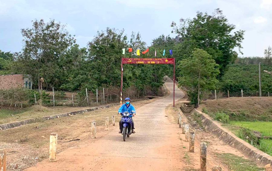 Con đường bê tông dẫn vào làng Tơ Vơn 2 (xã Ia Khươl, huyện Chư Păh) được Nhà nước đầu tư giúp bà con đi lại thuận tiện. Ảnh: Phương Linh