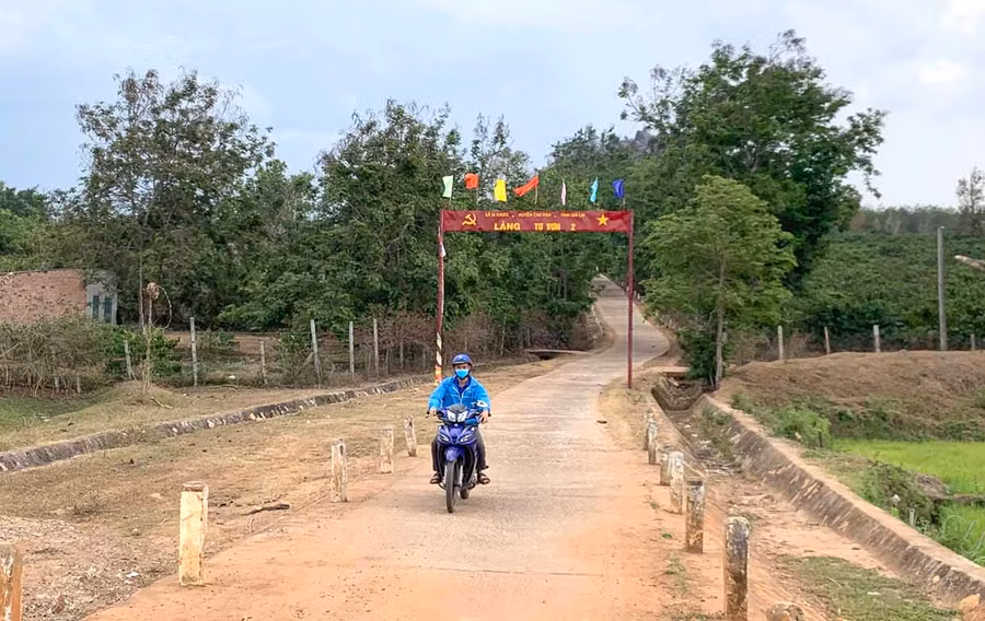 Con đường bê tông dẫn vào làng Tơ Vơn 2 (xã Ia Khươl, huyện Chư Păh) được Nhà nước đầu tư giúp bà con đi lại thuận tiện. Ảnh: Phương Linh
