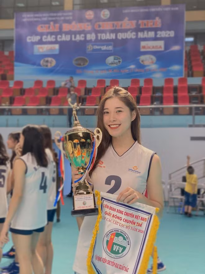 Đặng Thu Huyền giải nghệ bóng chuyền ở tuổi 19 - ẢNH: FBNV