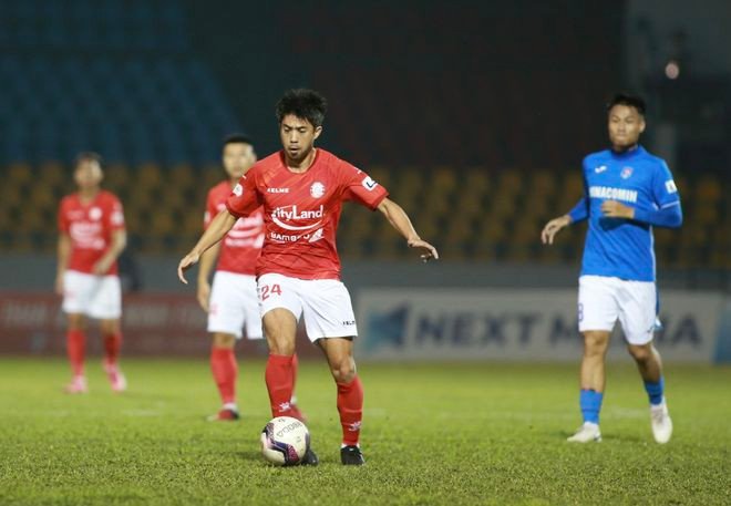 Lee Nguyễn chỉ tập trung chơi bóng khi tái ngộ HLV Kiatisak trên sân Pleiku. Ảnh: MINH TÚ