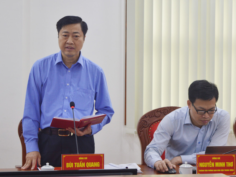 Phó Trưởng ban Dân vận Trung ương Bùi Tuấn Quang phát biểu tại buổi làm việc với Thường trực Tỉnh ủy. Ảnh: Phương Dung