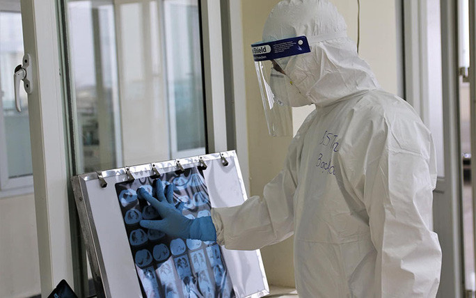 Bác sĩ đánh giá kết quả điều trị bệnh nhân Covid-19 tại Hải Dương