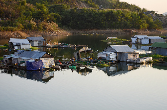 Những nhà nổi, lồng bè nuôi cá trên hồ Nam Ka.