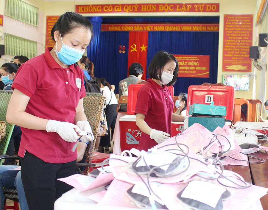 Nhân viên y tế Khoa Huyết học-Truyền máu Bệnh viện Đa khoa tỉnh tiến hành bảo quản máu tại lễ phát động hiến máu tình nguyện tại huyện Chư Pưh. Ảnh: Nguyễn Giang