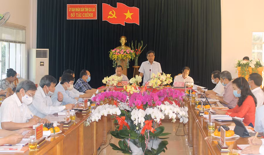 Quang cảnh buổi làm việc của Thường trực Tỉnh ủy với Sở Tài chính. Ảnh: Sơn Ca