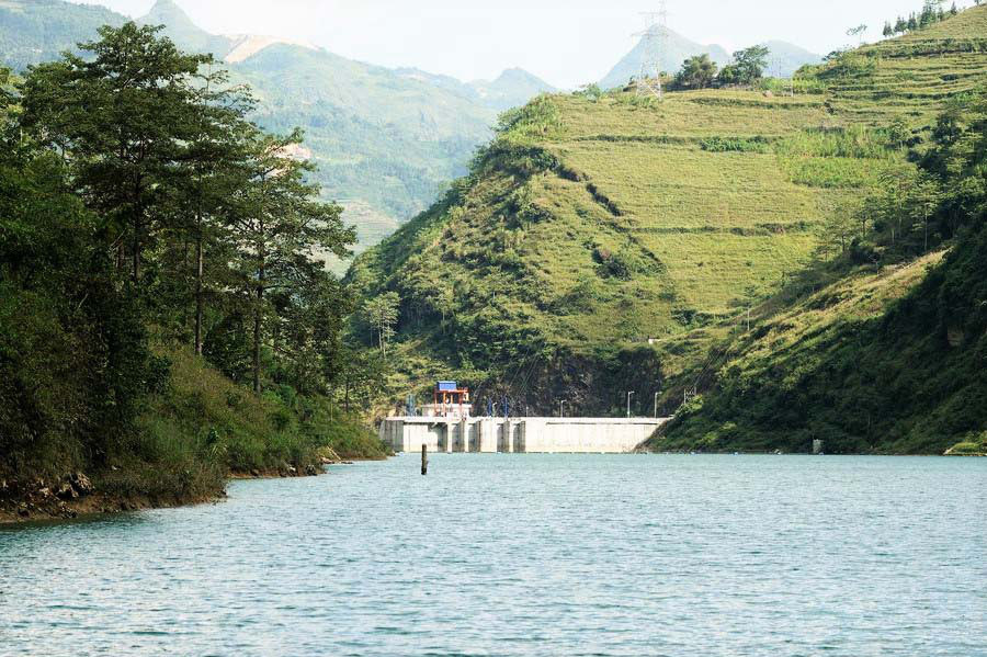 Hồ Thủy điện Nho Quế là nơi xuất phát của các thuyền du lịch trên sông
