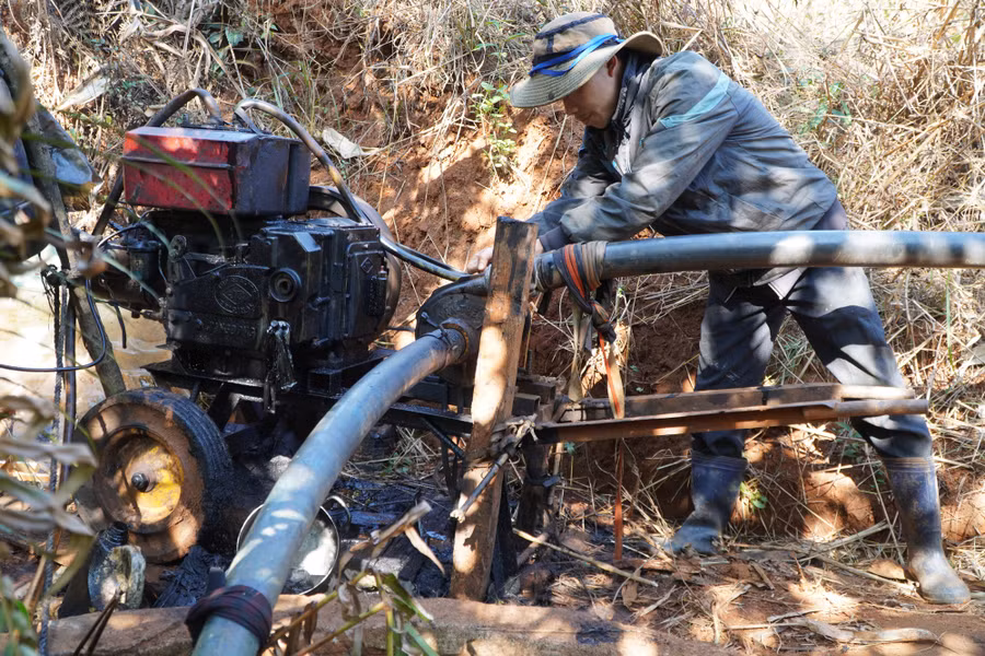 Lắp máy bơm nước và ống dẫn nước.