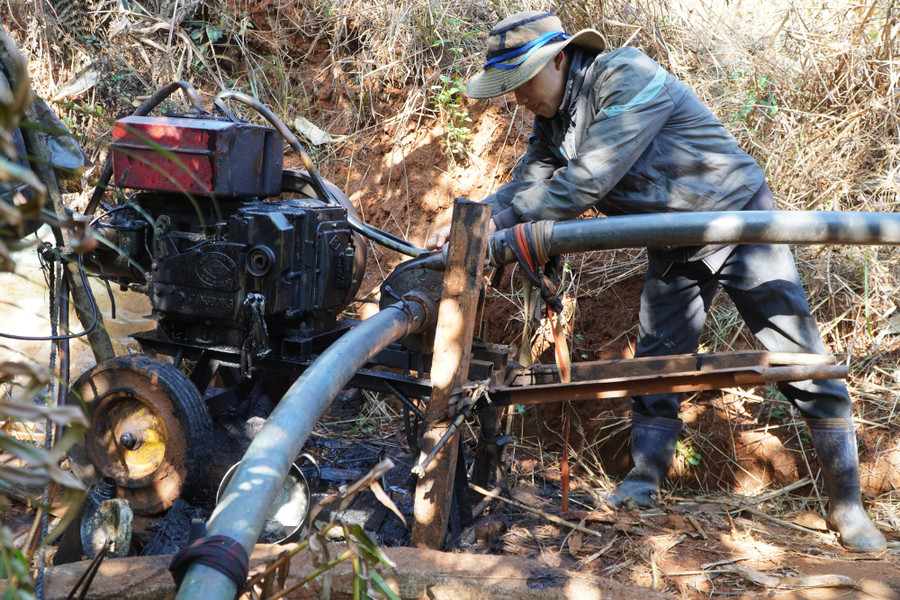 Lắp máy bơm nước và ống dẫn nước.