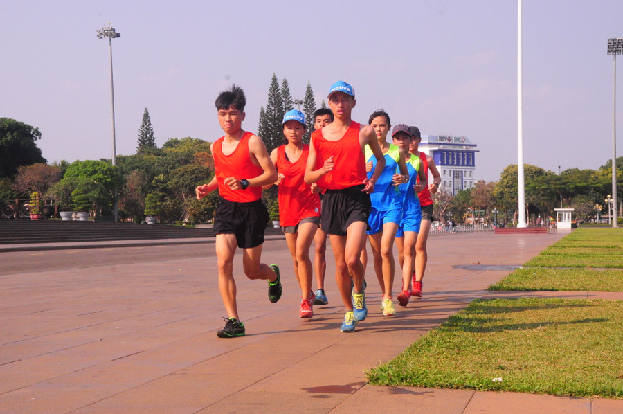 Vận động viên đoàn Gia Lai tập luyện tại Quảng trường Đại Đoàn Kết. Ảnh: Thiên Di