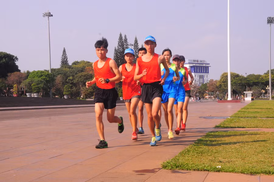 Vận động viên đoàn Gia Lai tập luyện tại Quảng trường Đại Đoàn Kết. Ảnh: Thiên Di