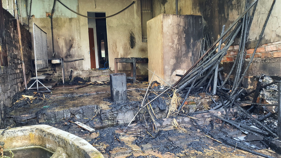 Vụ cháy đã thiêu rụi nhiều vật dụng ở phía sau căn nhà. Ảnh: Văn Ngọc