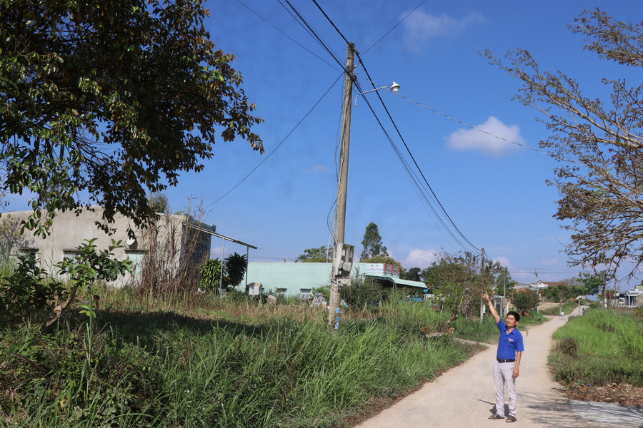 Tuyến đường nối thôn An Điền Nam với An Điền Bắc (xã Cửu An, thị xã An Khê) được bắt bóng điện, góp phần an ninh trật tự khu dân cư được ổn định. Ảnh Ngọc Minh 