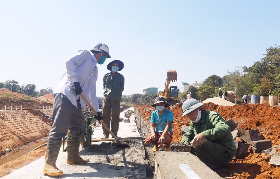Công nhân thi công Dự án kè chống sạt lở suối Hội Phú (TP. Pleiku). Ảnh: Minh Triều