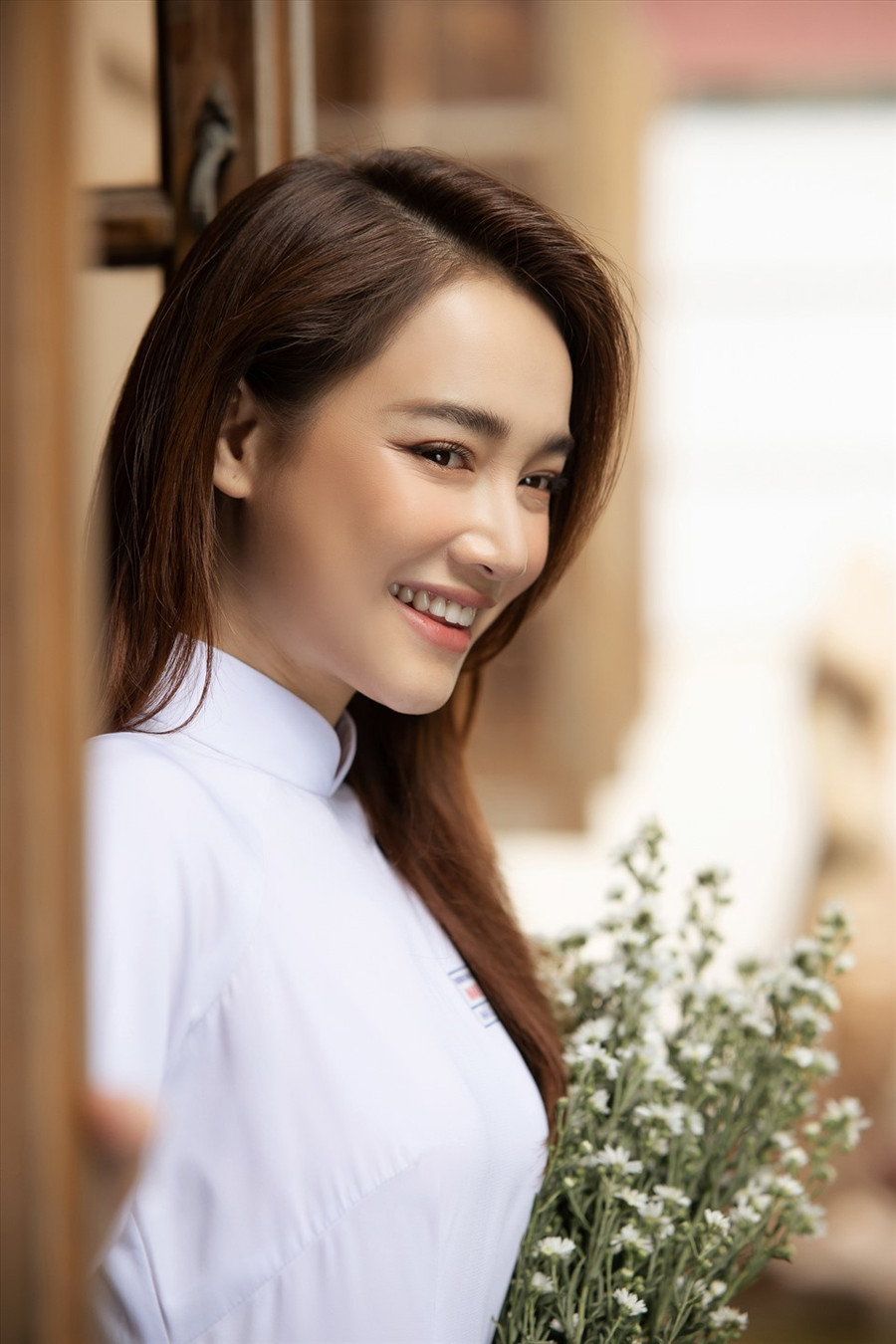 Trong khi đó, Nhã Phương lại thể hiện vai diễn khá giống mình ngoài đời - người phụ nữ của gia đình, hội tụ đủ tố chất “công - dung - ngôn - hạnh” của mẫu phụ nữ truyền thống mà cánh đàn ông thường mong lấy làm vợ. Ảnh: NSCC.