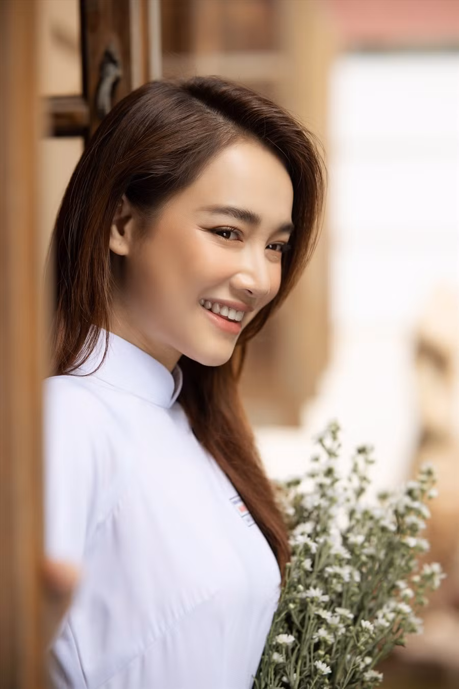 Trong khi đó, Nhã Phương lại thể hiện vai diễn khá giống mình ngoài đời - người phụ nữ của gia đình, hội tụ đủ tố chất “công - dung - ngôn - hạnh” của mẫu phụ nữ truyền thống mà cánh đàn ông thường mong lấy làm vợ. Ảnh: NSCC.