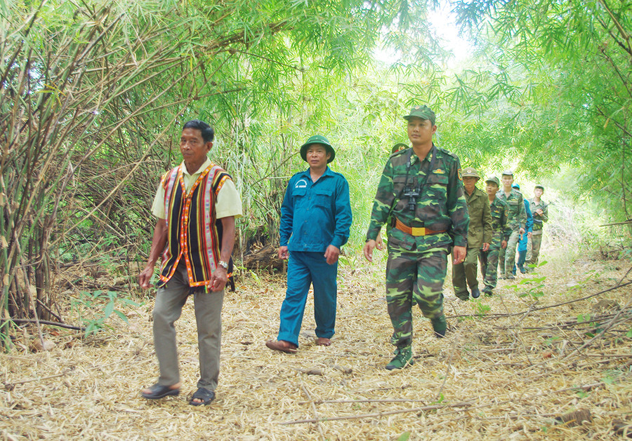 Già làng cùng lực lượng Công an, Biên phòng, dân quân tuần tra trên tuyến biên giới huyện Đức Cơ. Ảnh: Anh Huy