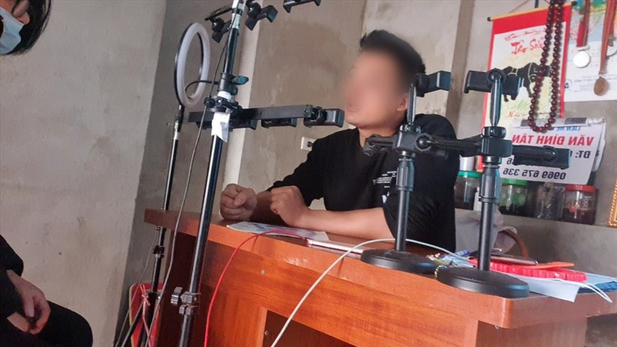 Phòng khám không có thiết bị y tế mà chỉ toàn dụng cụ để livestream của lương y tự xưng V.Đ.T. Ảnh: Đình Trường