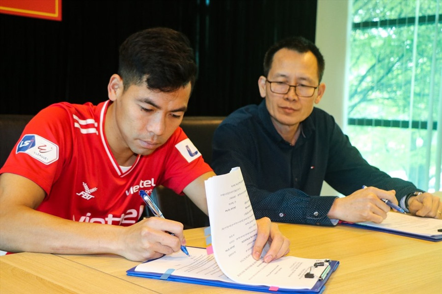 Trung vệ Trương Văn Thiết cũng nhận được bản hợp đồng dài hạn. Ảnh: Thu Hà
