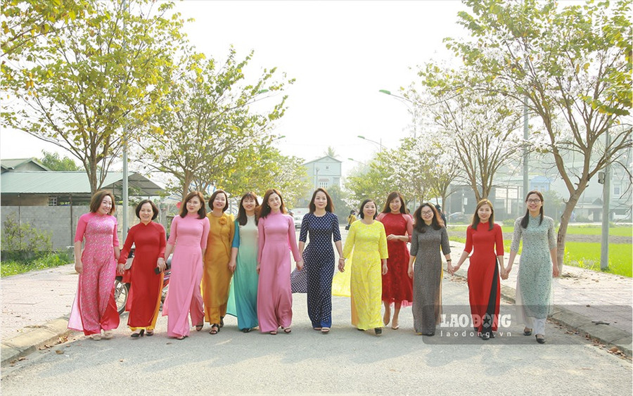  Áo dài cũng là trang phục có thể làm tôn lên vẻ đẹp của người phụ nữ ở mọi lứa tuổi.