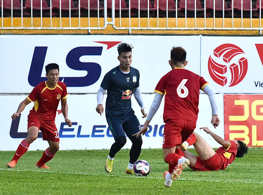 HAGL (giữa) đã có chiến thắng tưng bừng. Ảnh: Văn Ngọc