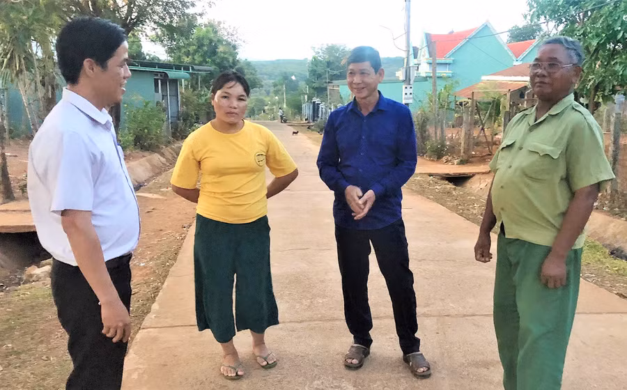 Ông Ngô Văn Thành-Bí thư Chi bộ làng Klũ (bìa trái) trao đổi với người dân về kinh nghiệm phát triển kinh tế. Ảnh: Đinh Yến