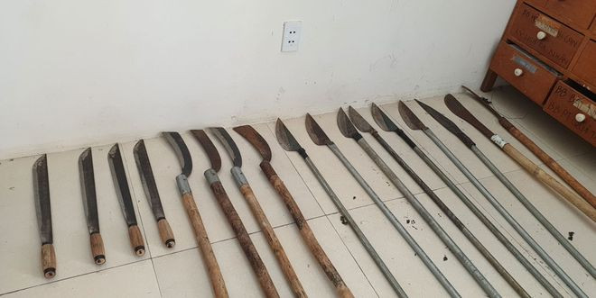 Số dao, rựa và mã tấu của 2 nhóm thanh, thiếu niên bị Công an TP.Bảo Lộc thu giữ. ẢNH: TRÙNG DƯƠNG