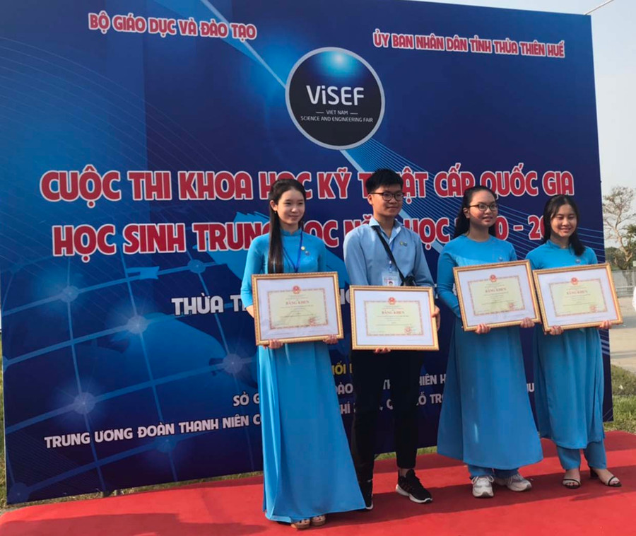 4 học sinh Trường THPT chuyên Hùng Vương có dự án đạt giải tại cuộc thi. Ảnh: D.L