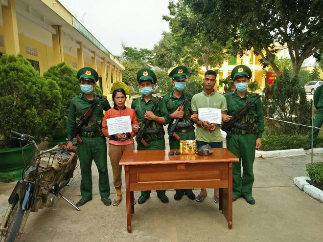 2 nghi can vận chuyển ma túy cùng tang vật tại cơ quan điều tra. ẢNH: VĂN LÝ