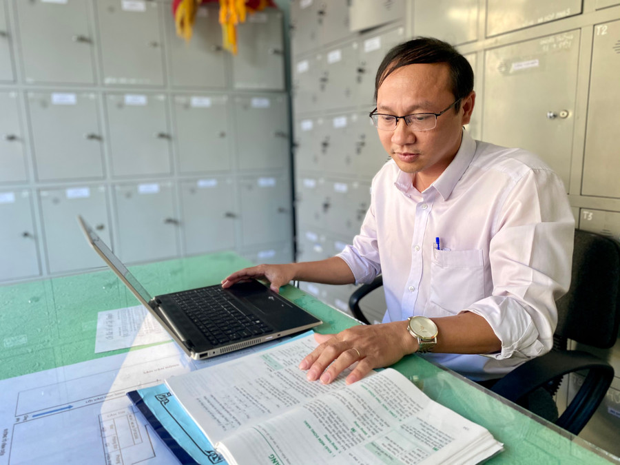 Thầy Nguyễn Văn Hoành-giáo viên Trường THPT Pleiku-luôn chú trọng tích hợp công nghệ, xây dựng nội dung bài học sinh động để thu hút học sinh. Ảnh: Mộc Trà