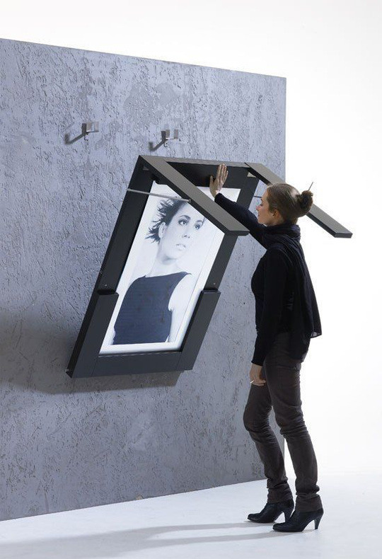 Một chiếc bàn gấp thành khung tranh là một ý tưởng thú vị cho không gian nhỏ trở thành khu vực triển lãm