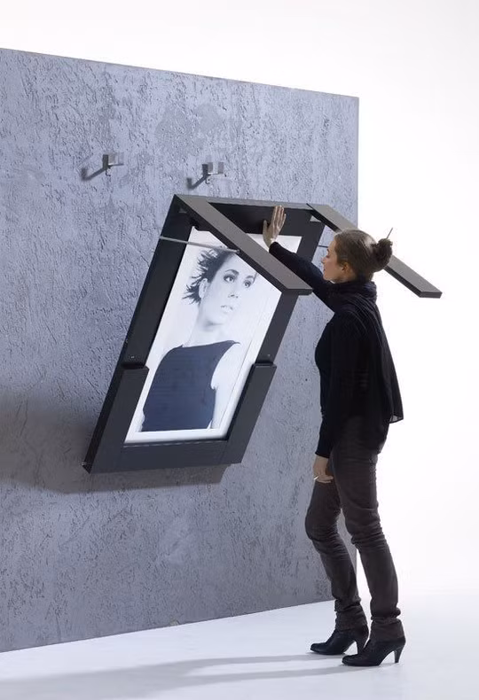 Một chiếc bàn gấp thành khung tranh là một ý tưởng thú vị cho không gian nhỏ trở thành khu vực triển lãm