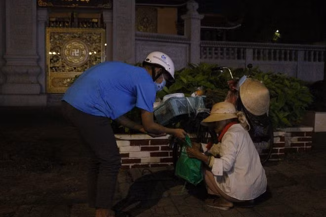 Đội kết nối tình nguyện tổ chức nấu “Suất ăn nghĩa tình”, lựa chọn quần áo tặng thêm cho người vô gia cư. ẢNH: LÊ QUANG PHÚ