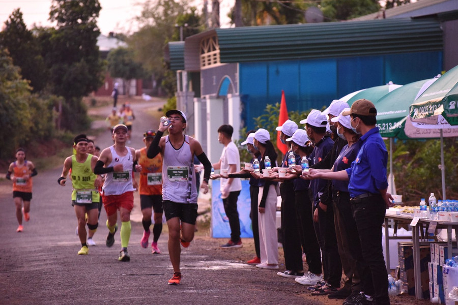 Các đoàn viên, thanh niên có mặt bên đường chạy để tiếp nước cho vận động viên. Ảnh: Đức Thụy Ảnh: Đức Thụy