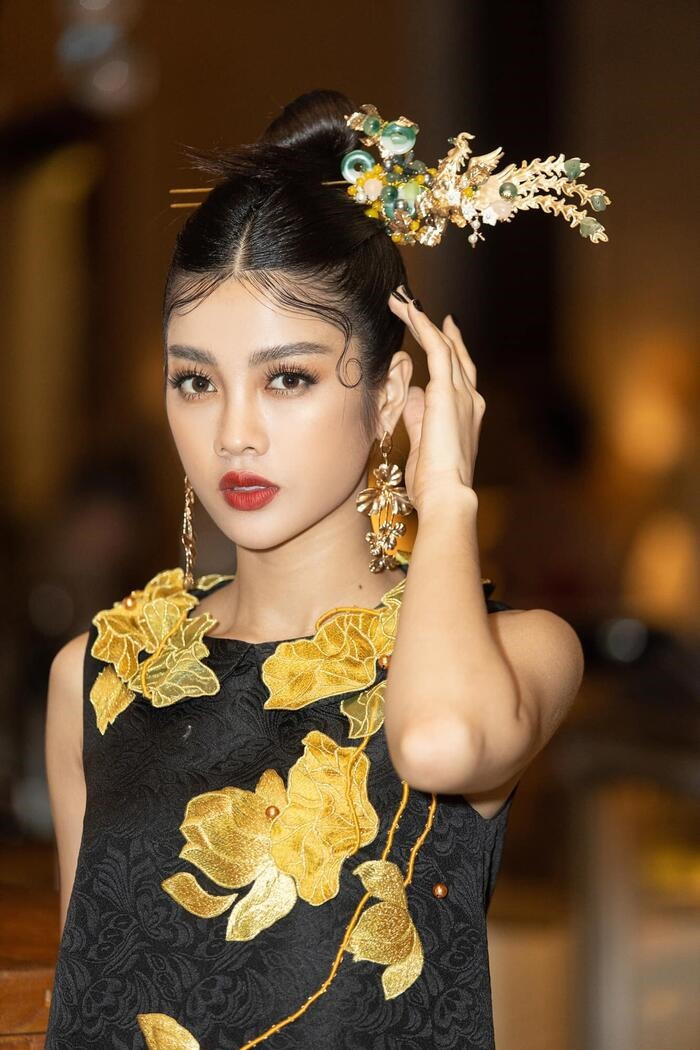 Mỹ Duyên xuất phát là một người mẫu, người đẹp tại các cuộc thi nhan sắc. Cô tình cờ lọt vào mắt xanh của nhà sản xuất Mai Thu Huyền và được chọn đóng vai Thúy Kiều trong phim điện ảnh Kiều nên chưa có nhiều kinh nghiệm diễn xuất. Ảnh: NSCC.