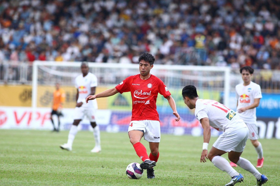 Lee Nguyễn (trái) và đồng đội đã phải nhận trái đắng trong chuyến trở lại sân Pleiku