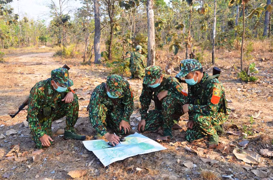 Cán bộ, chiến sĩ Đồn Biên phòng Ia Pnôn (huyện Đức Cơ) đọc bản đồ trên đường tuần tra. Ảnh: Vĩnh Hoàng Cán bộ, chiến sĩ Đồn Biên phòng Ia Pnôn (huyện Đức Cơ) đọc bản đồ trên đường tuần tra. Ảnh: Vĩnh Hoàng