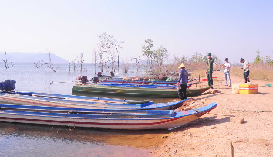 Bến thuyền của ngư dân xóm chài ở Ia Mơr. Ảnh: Nguyễn Tú