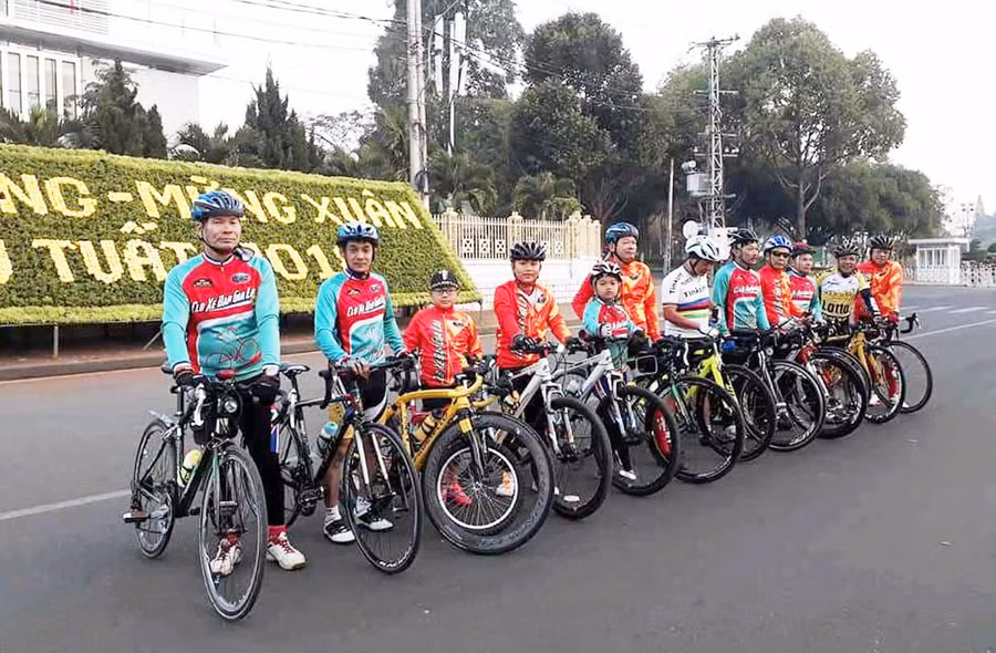 Các thành viên Câu lạc bộ Xe đạp thể thao Gia Lai tập trung tại Quảng trường Đại Đoàn Kết chuẩn bị cuộc hành trình. Ảnh: Hà Phương