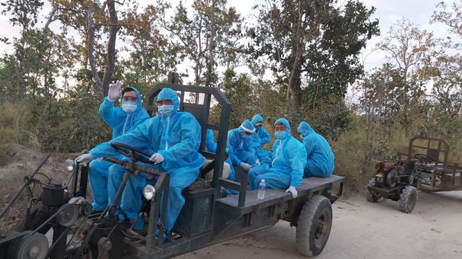 Đội truy vết của Trung tâm Kiểm soát bệnh tật tỉnh Gia Lai thường xuyên phải di chuyển trên những chiếc xe công nông để vào tới khu vực chòi rẫy của người dân truy vết . Ảnh: LÊ VĂN VINH Đội truy vết của Trung tâm Kiểm soát bệnh tật tỉnh Gia Lai thường xuyên phải di chuyển trên những chiếc xe công nông để vào tới khu vực chòi rẫy của người dân truy vết . Ảnh: LÊ VĂN VINH