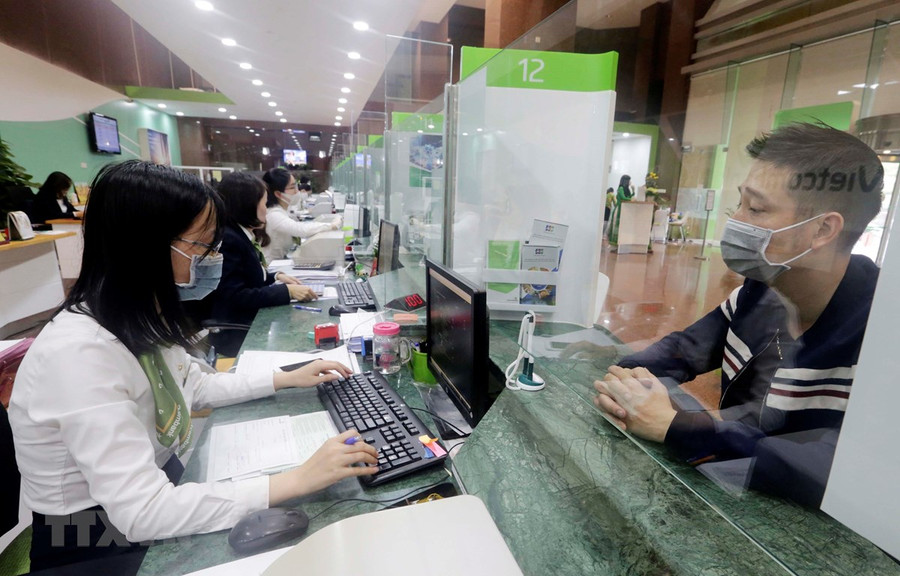 Khách hàng giao dịch tại Hội sở Vietcombank. (Ảnh: Trần Việt/TTXVN) Khách hàng giao dịch tại Hội sở Vietcombank. (Ảnh: Trần Việt/TTXVN)