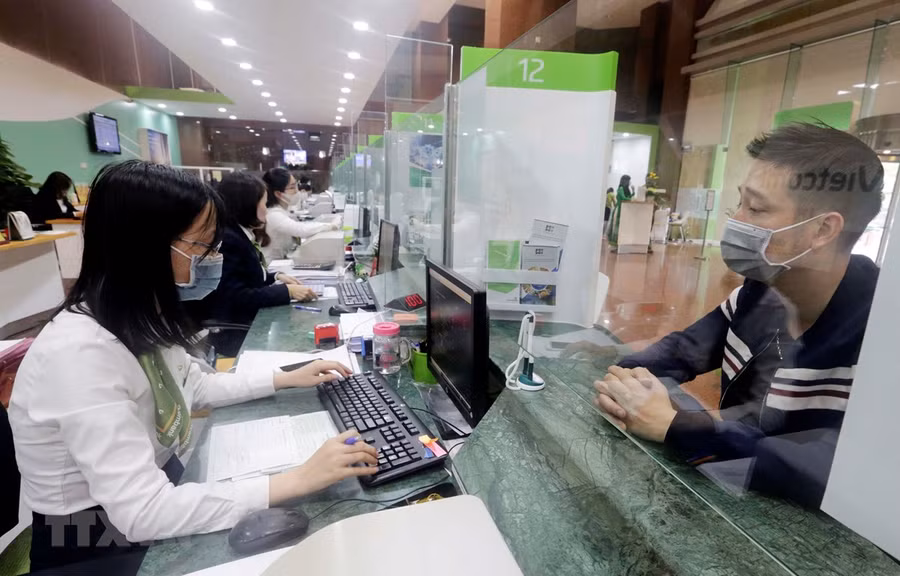 Khách hàng giao dịch tại Hội sở Vietcombank. (Ảnh: Trần Việt/TTXVN)