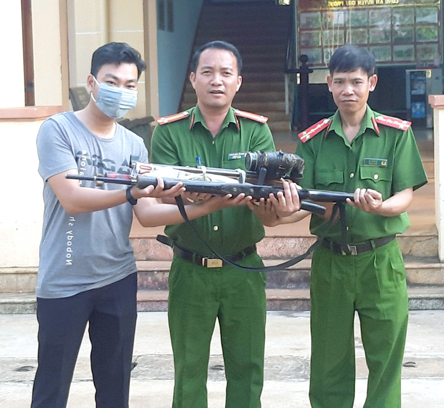 Công an huyện Chư Prông vận động người dân giao nộp vũ khí. Ảnh: Nhật Hào