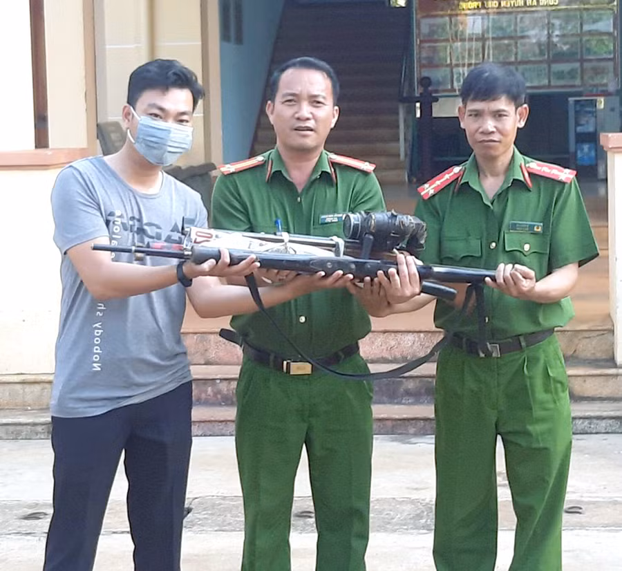 Công an huyện Chư Prông vận động người dân giao nộp vũ khí. Ảnh: Nhật Hào
